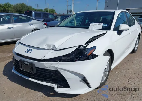 2025 Toyota Camry Le z USA, uszkodzony, nr VIN 4T1DAACK8SU118547